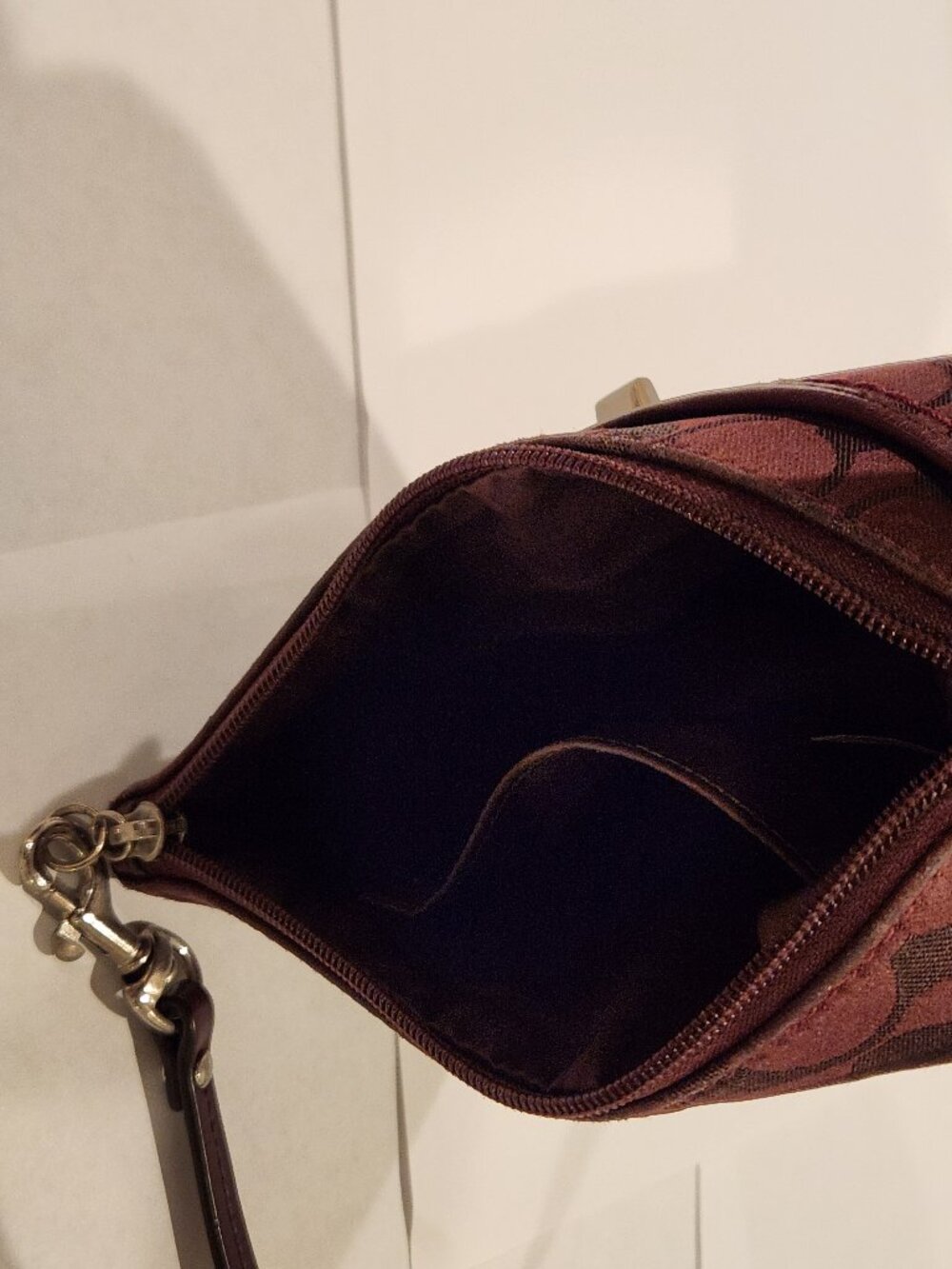 Vintage Coach Burgundy Signature Jacquard Wristlet - Picture 9 of 10